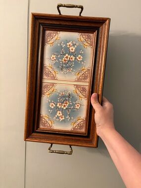 🌸 Vintage Floral Ceramic Tile Serving Tray – Solid Wood & Brass Handles 🌸 1960s